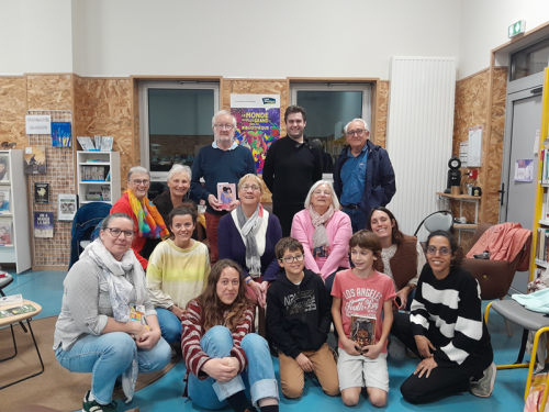 Photo de groupe avec la bibliothécaire