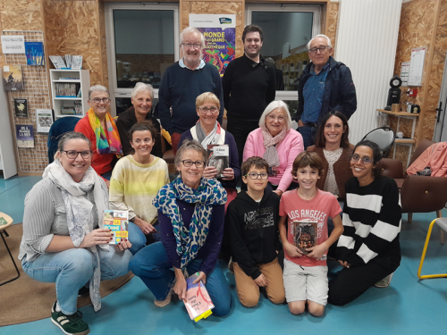 Photo de groupe avec certains des livres présentés