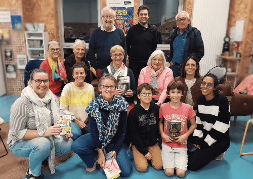 Photo de groupe des participants avec certains des livres présentés