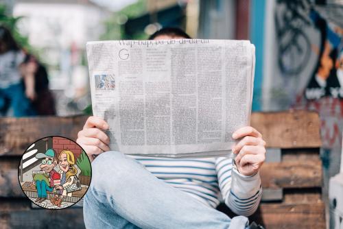 Homme sur un banc lisant un journal