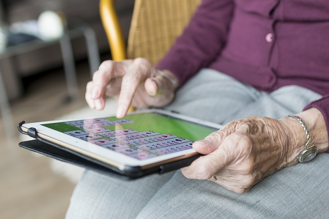 personne âgée jouant sur une tablette