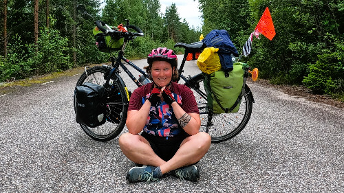 Alexandra Husta qui pose devant son vélo