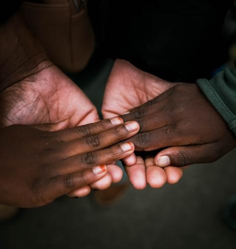 photo de mains entrelacées