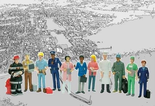 Personnages de travailleurs derrière une carte de Saint-Nazaire