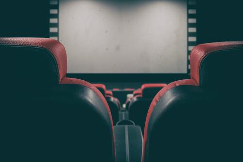 fauteuil et écran de cinéma