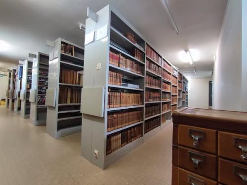 Vue d'un magasin de bibliothèque avec des livres anciens et un fichier