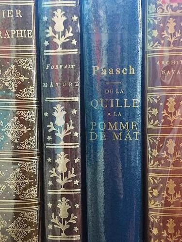 Dos de livres sur la marine