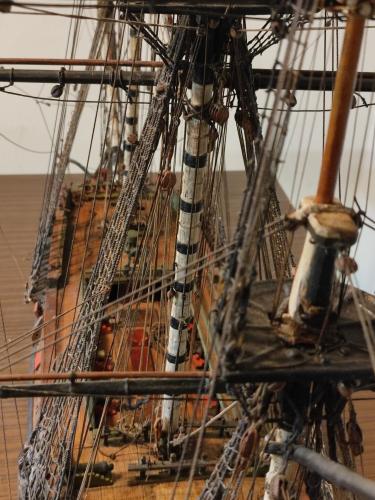 Gros plan sur le mât d'une maquette de navire