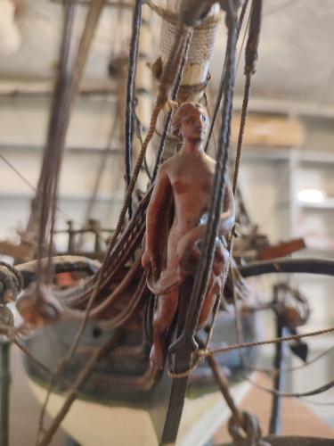 Figure de proue dénudée d'une maquette de navire