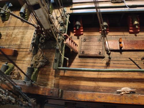 Gros plan sur le ponton d'une maquette de navire