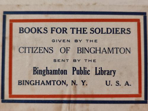 Etiquette indiquant que l'ouvrage est un don des habitants de Binghamton (U.S.A.) pour les soldats