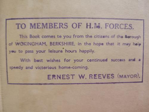 Tampon indiquant que l'ouvrage est un don des habitants de Wokingham pour les soldats