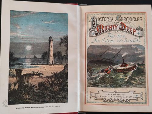 Livre de la fin du 19e siècle ouvert sur deux pages. Au dos de la page de garde est représenté en couleur un paysage maritime avec un phare et la lune et à droite, sur la page de titre, le titre de l'ouvrage avec une typographie ornée, et en dessous dans une vignette, un naufragé en pleine mer qui tente de s'accrocher à une bouée