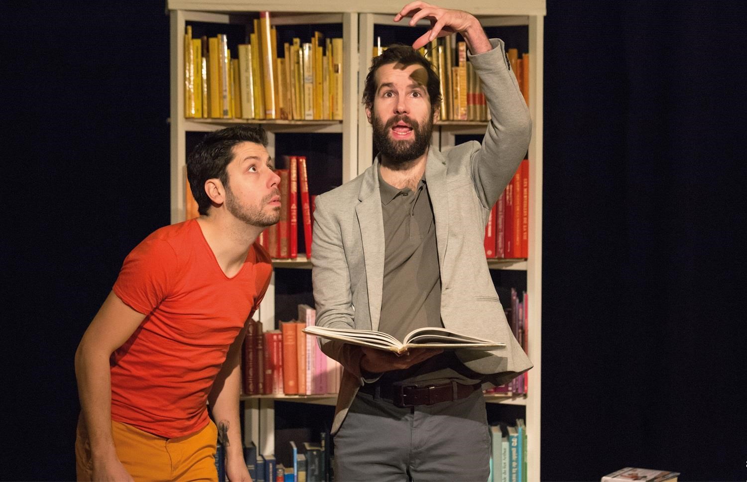 Photographie de deux hommes, avec une étagère de livres en arrière-plan