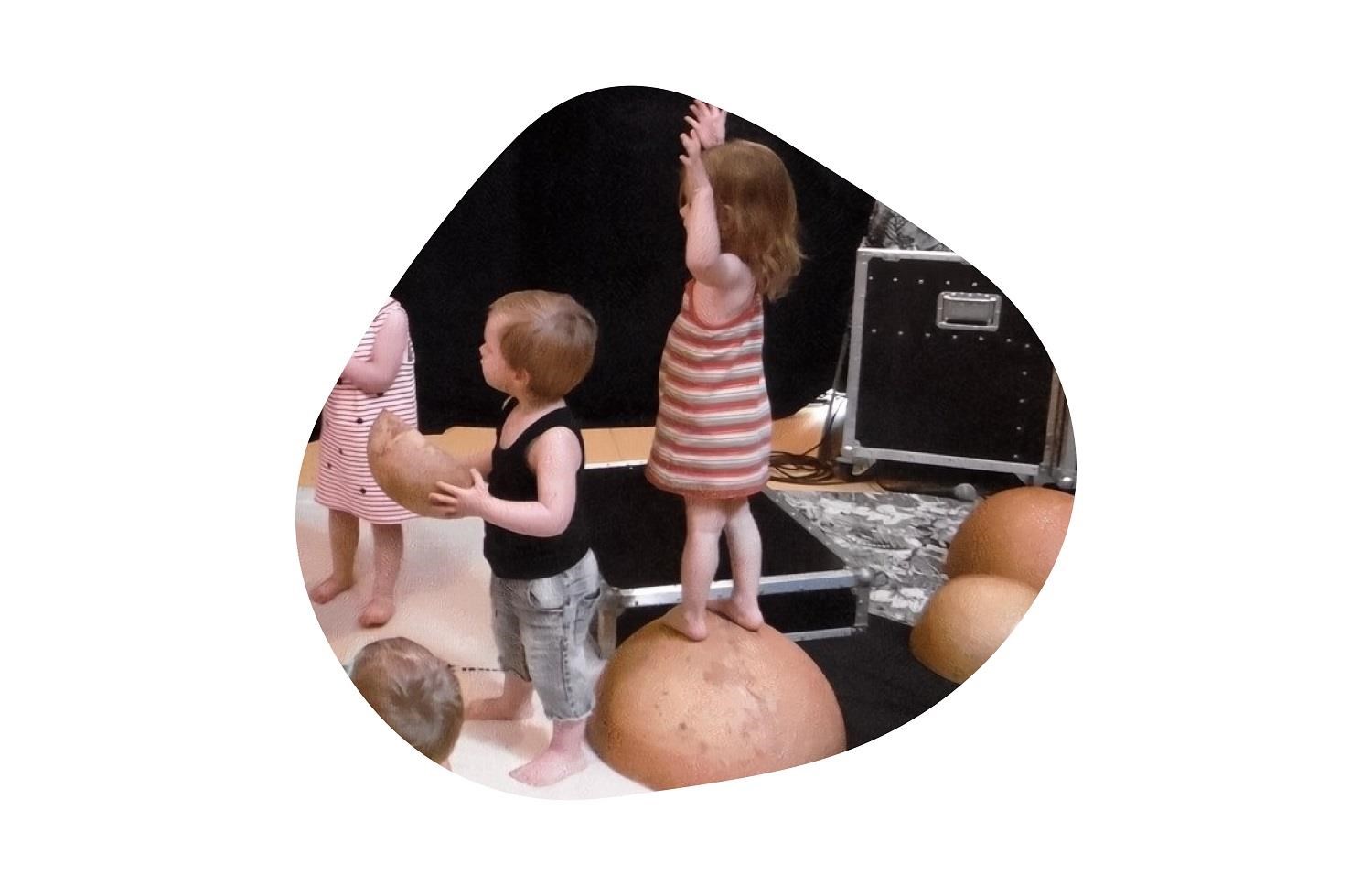 Photo d'une enfant sur un rond en bois